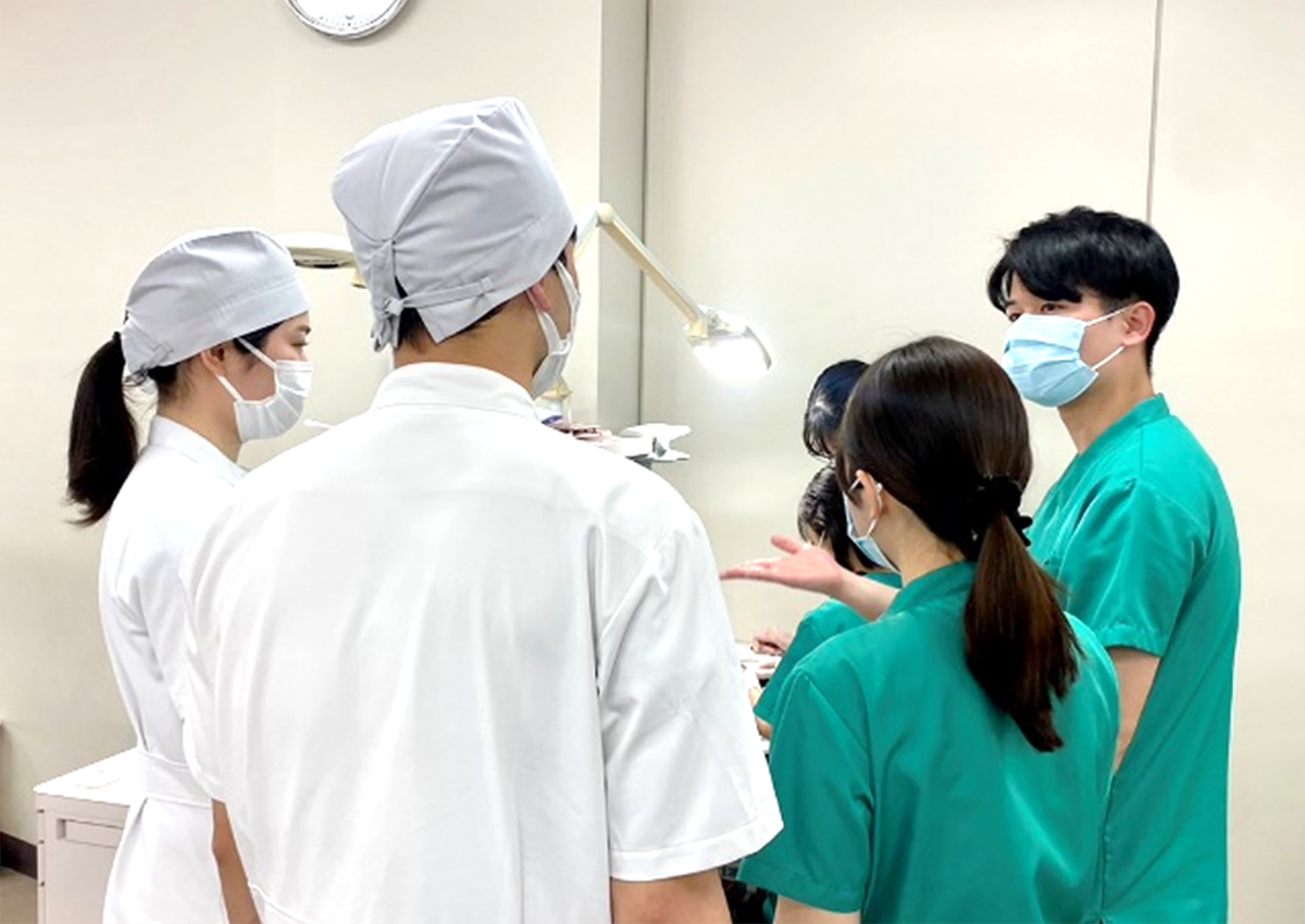 臨床実習生に診療内容の説明をしています