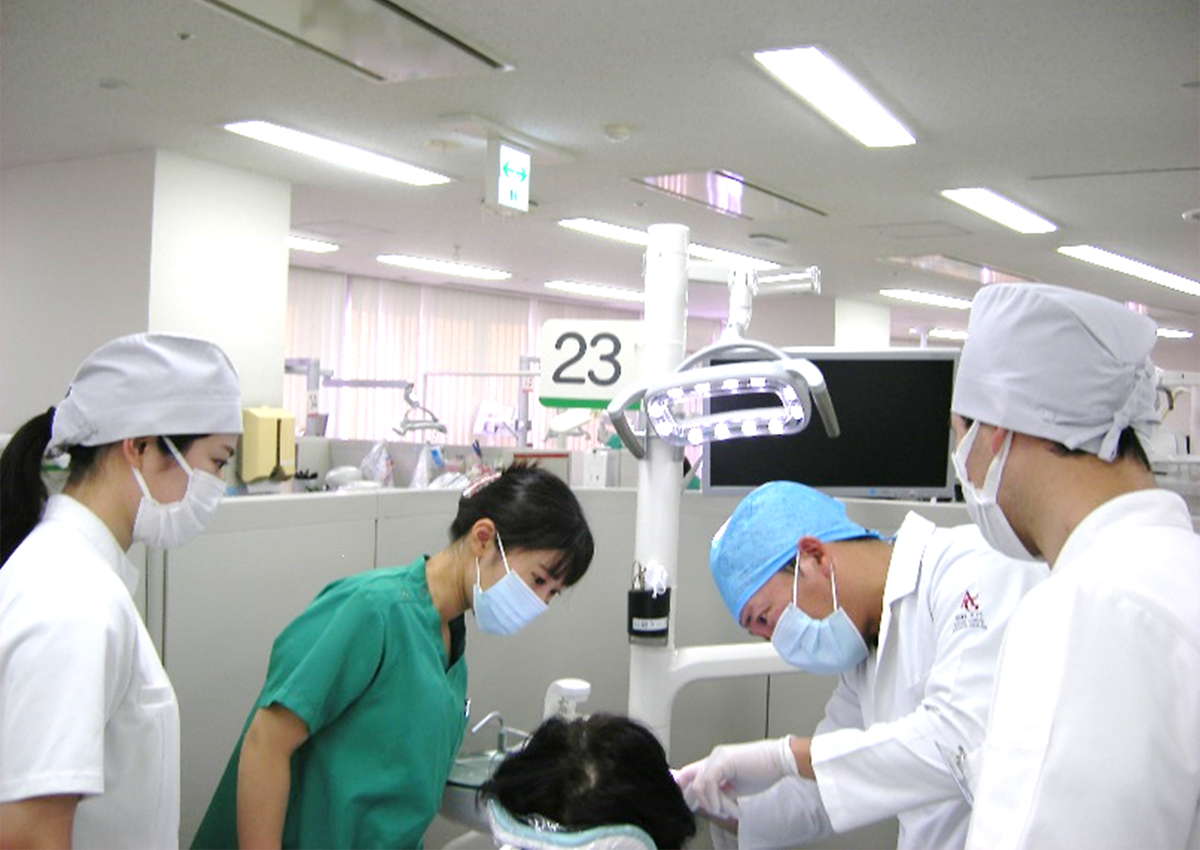 指導歯科医が総合歯科臨床教育研修センターの研修歯科医を指導します。