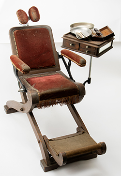木製の診療椅子（明治後期）
